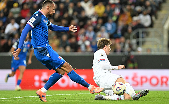 Slovenský útoník Ivan Schranz stílí gól v kvalifikaním utkání proti...