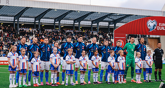 etí fotbalisté pi nástupu ped kvalifikaním utkáním na Faerských ostrovech.