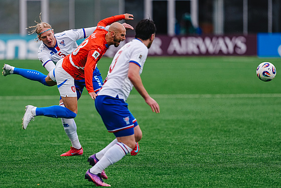 eský útoník Václav erný v kvalifikaním utkání na Faerských ostrovech mezi...