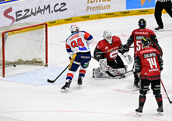 Branká Josef Koená ze Sparty poutí gól po stele Jana Koálka z Pardubic...