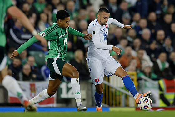 Shea Charles ze Severního Irska (vlevo) a Slovák Ivan Schranz v souboji bhem...