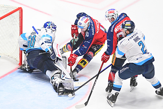 Pardubití útoníci Jan Mandát s Jáchymem Kondelíkem ped brankou Liberce.