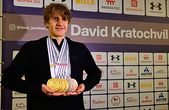 Para plavec David Kratochvíl pózuje se sedmi medailemi z mistrovství svta.