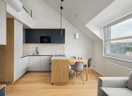 Kuchy je vybavena keramickou pracovní deskou a obkladem, podailo se do ní...