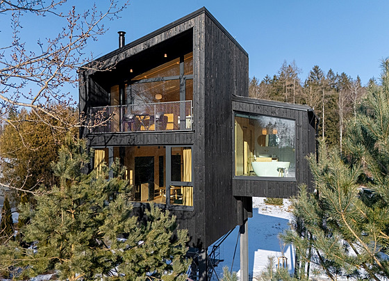 Díky vyvýené poloze pipomínají stavby pomyslná hnízda v korunách strom,...