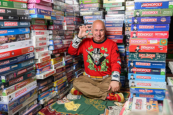 Sbratel Neil Scallan ukazuje sbratelskou minci v hodnot 50 pencí, kterou...