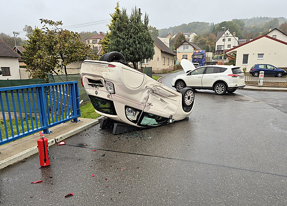 Pi nehod v Pozlovicích na Zlínsku skonila tíkolka Fiat 500 Ellenator na...