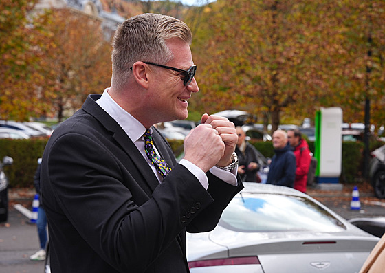 �estný prezident strany Motoristé sob� Filip Turek  slaví �ty�icátiny. (18....