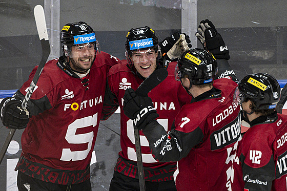 Spar�anský obránce Mark Pysyk (vlevo) slaví se spoluhrá� gól proti Komet� Brno.