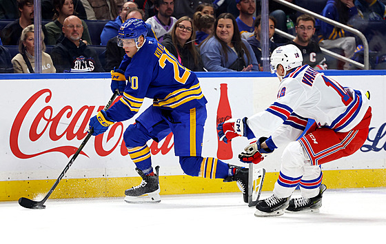 Jií Kulich (20) z Buffalo Sabres u puku v zápase s New York Rangers, brání ho...