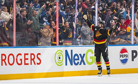 Filip Chytil z Vancouver Canucks slaví gól.