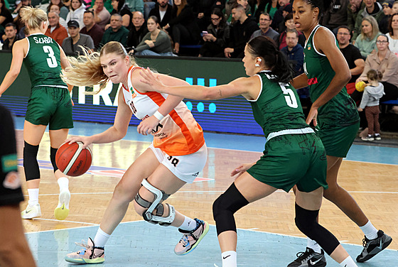 Sofie Kaducová z Basketu Ostrava se snaí projít  kolem Kateiny Káové z SB...