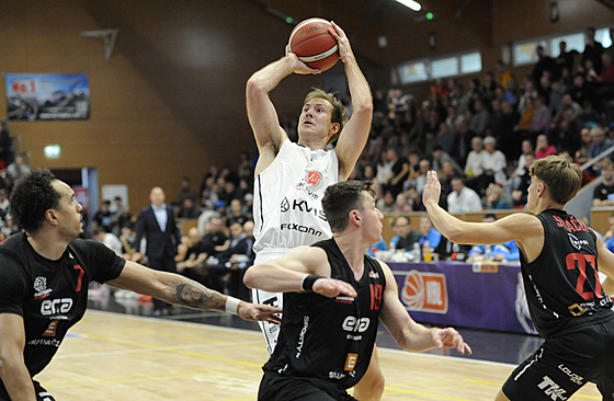 Ryan Moffatt z Pardubic st�ílí na nymburský ko�.