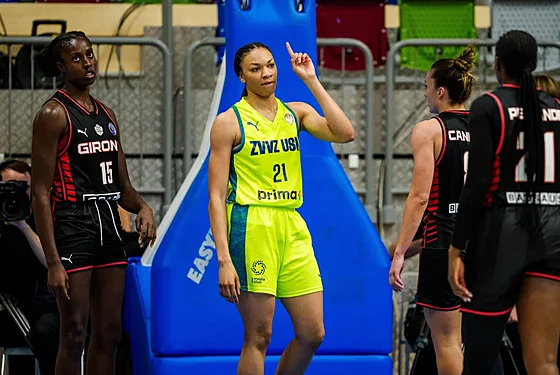 Makayla Timpsonová z USK Praha se hlásí o slovo v zápase s Gironou.