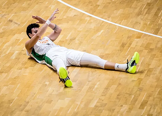 Artemis Spanuová ze abin Brno avizuje faul.