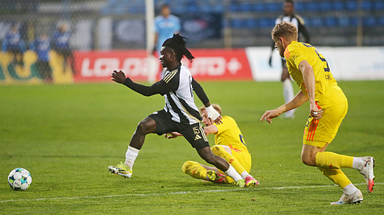 Jude Sunday z eských Budjovic u míe v zápase s Jihlavou