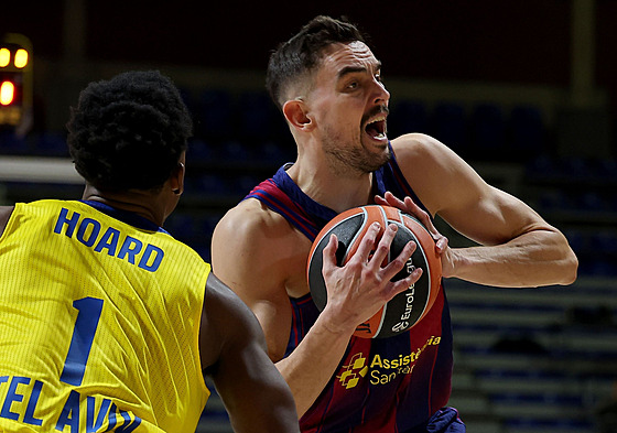 Barcelonský kapitán Tomá� Satoranský úto�í na ko� Maccabi Tel-Aviv.