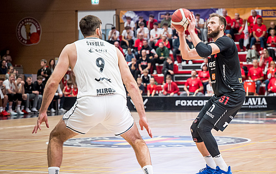 Martin Kí z Nymburka stílí na ko Pardubic.