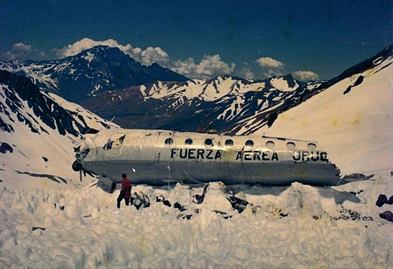 Zcela zniené trosky letounu uprosted pustiny And zachycené záchranái