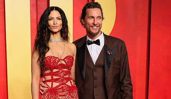 Camila Alvesová a Matthew McConaughey na Vanity Fair Oscar party (Los Angeles,...