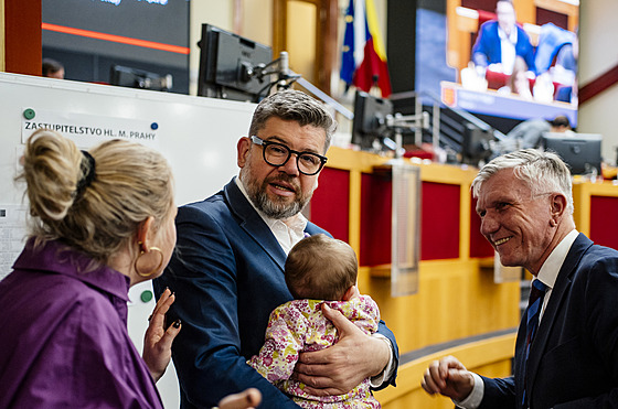 Jií Pospíil a jeho dcera Meda na mimoádném jednání praského zastupitelstva...