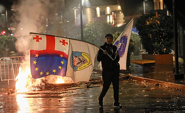 Spadla klec. Velký loutkář nastolil v Gruzii vládu jedné strany, Moskva si lebedí