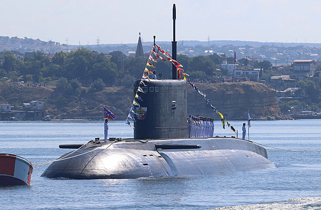 Poškozené plavidlo kulhá domů, vtipkoval šéf NATO na účet ruské ponorky