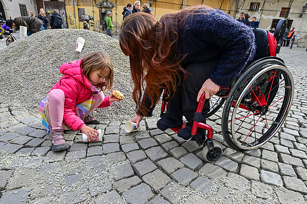 Náměstí přístupnější nejen vozíčkářům. Dobrovolníci zasypali spáry mezi kostkami