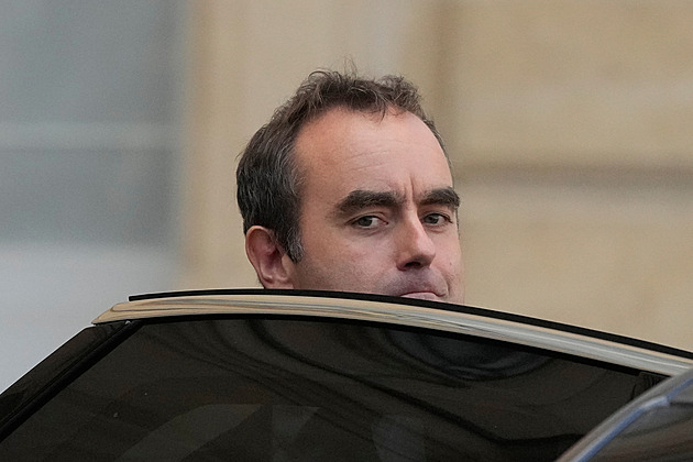 Lecornu ve Francii bojuje o život vlády, navrhl pozastavení důchodové reformy