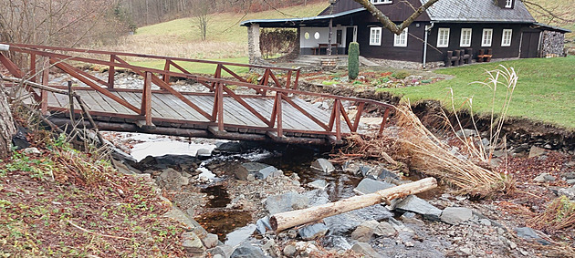 Mostek s korytem potoka Tisová u Hol�ovic na Jesenicku, který je ve správ� Les�...