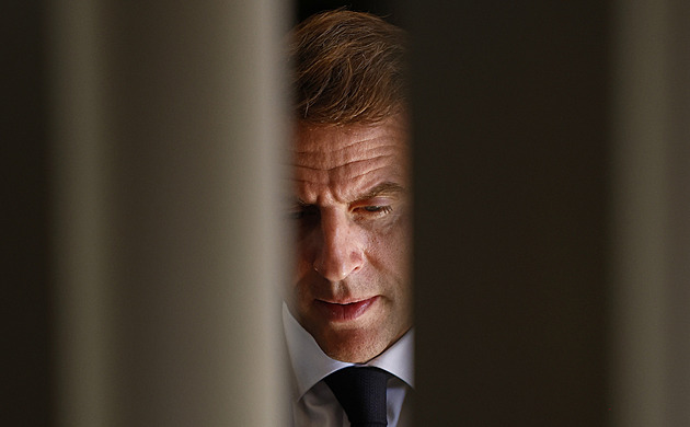 Nerezignuji, odmítl Macron výzvy opozice. Francii čeká další hlasování o důvěře vládě
