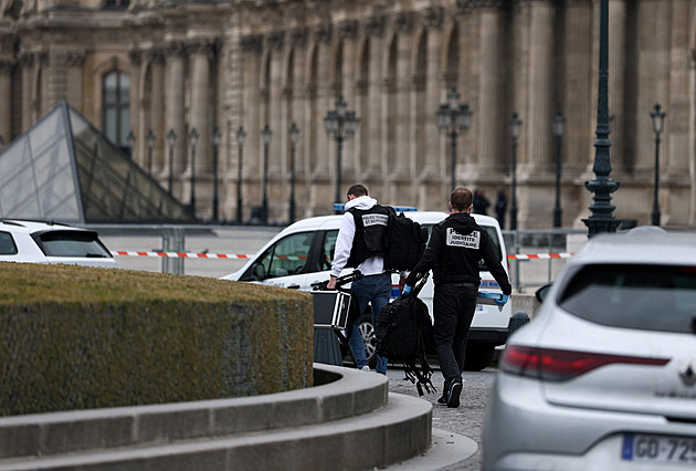 Diadém i brož. Zloději ukradli z Louvre vzácné šperky, muzeum zavřelo