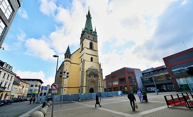 Kostel Nanebevzetí Panny Marie v Ústí nad Labem má novou fasádu. (íjen 2025)