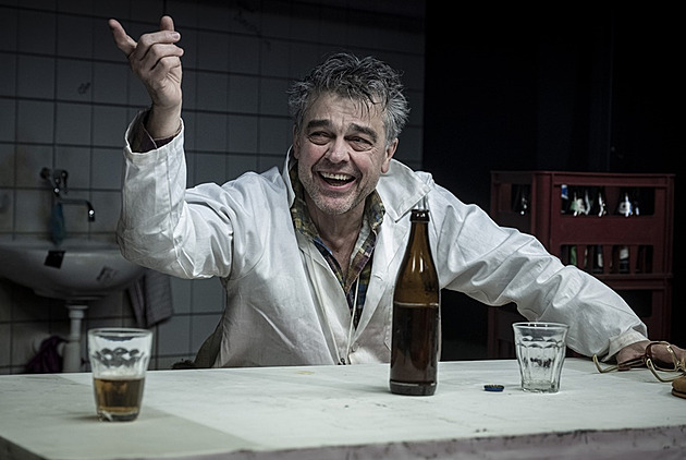 Herec Marcel Roetzký z Mstského divadla v Most v roli sládka v ikonické he...