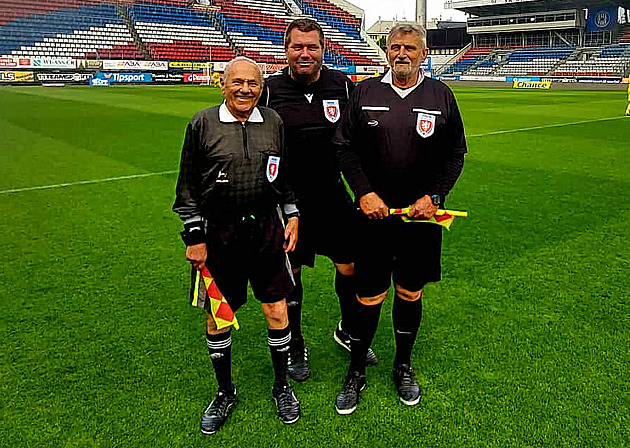 Old�ich �vancara (vlevo) v 89 letech mával i p�átelské utkání na Androv�...