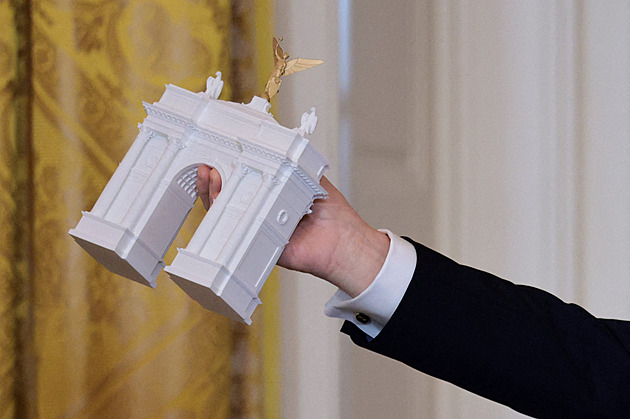 Dvě sochy orlů a zlato. Komise schválila návrh Trumpova vítězného oblouku