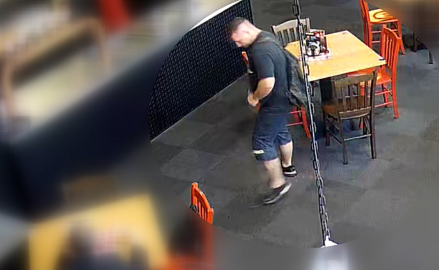 Násilník se porval v hospod�, potom z ní ukradl historickou hasi�skou helmu