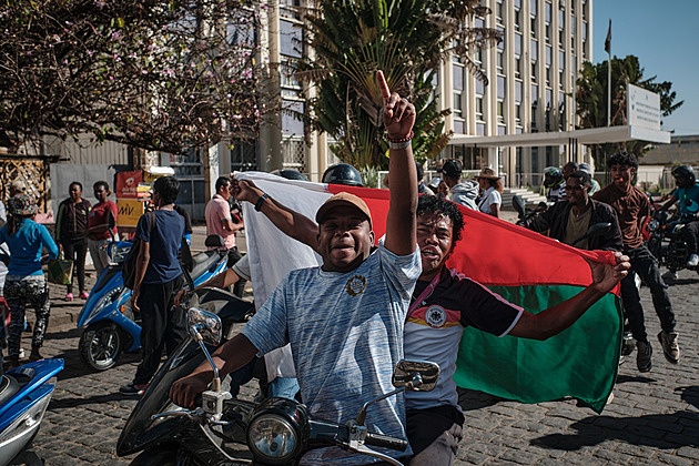 Prezident Madagaskaru uprchl ze země. Plánovali mě zavraždit, tvrdí z úkrytu