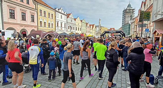 Zvodnci se na teboskm nmst chystaj na start zvod na pt a deset kilometr. Museli nkolik minut pokat, protoe na trati zdravotnci pomhali mui, kter se o plhodiny dve vydat na plmaratonskou trasu.