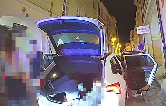 Auto s jednm cestujcm v kufru zastavili budjovit strnci v esk ulici.