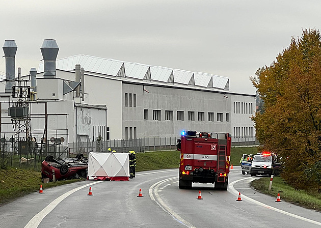 U Litomyle dolo k tragické nehod osobního auta, které se stetlo s návsem...