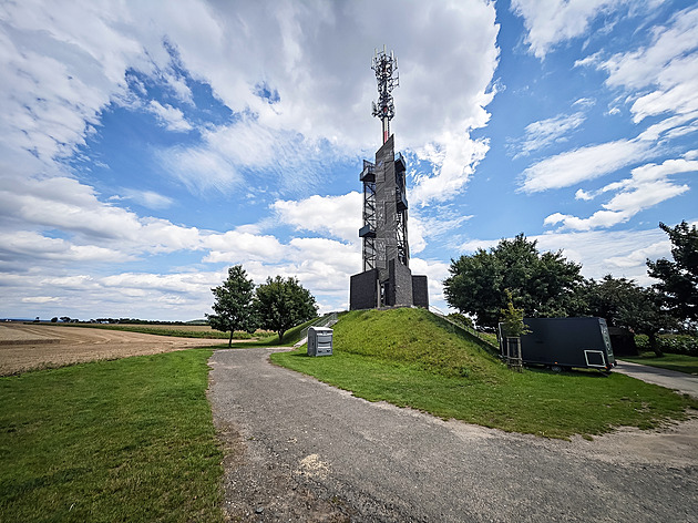 Na nejníže položené rozhledně v Česku je BTS. Zázemí operátoři šikovně skryli