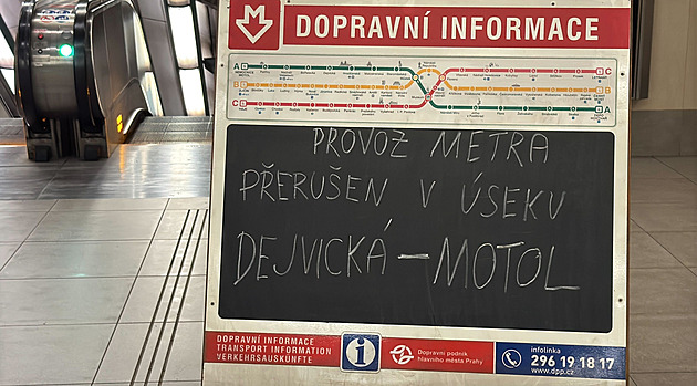 Opět stojí skoro celá trasa metra A. Do tunelu vběhlo štěně vlčáka
