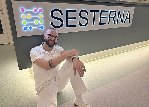 Porodníci jsou stále doma. Ať nemocnice očistí mé jméno, žádá lékař Holba