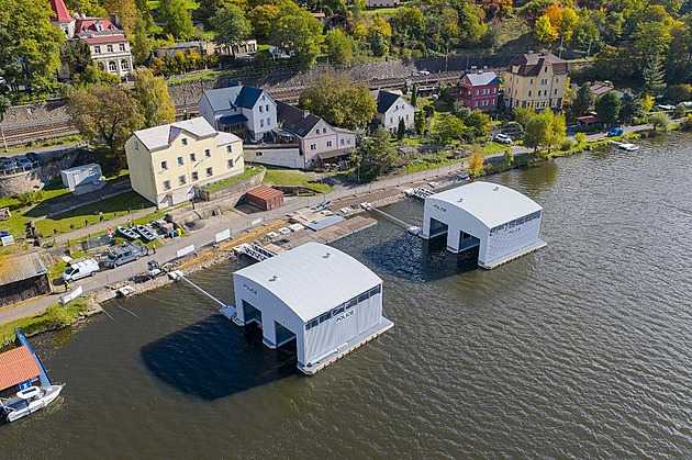 V ústecké Brné budou �í�ní policisté vyu�ívat moderní plovoucí gará�e. Ka�dá z...
