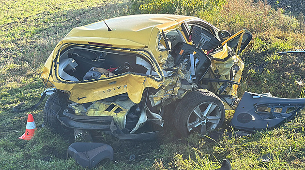Hromadná nehoda aut, motocyklu a vlaku za Prahou. Zranily se i dvě děti