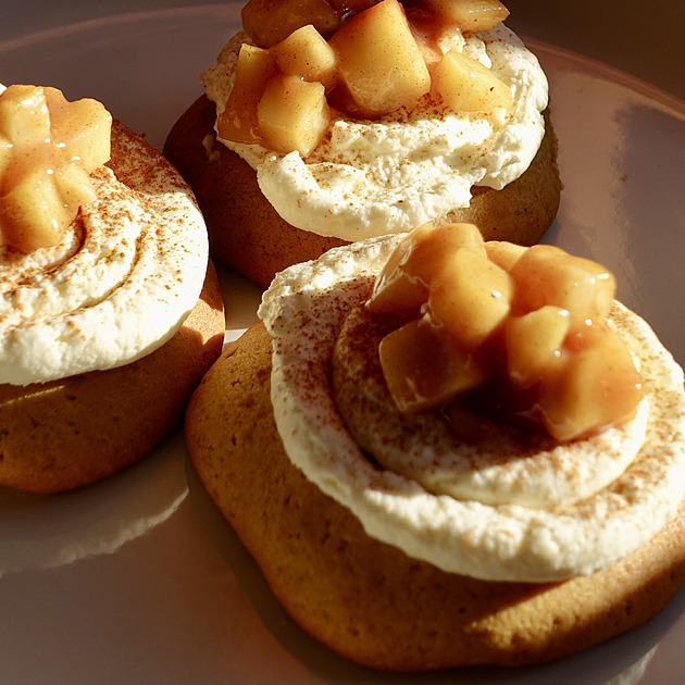 Pumpkin spice cookies s krémem a jablky podle Milady Kapitánové