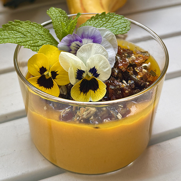 Kořeněná dýňová panna cotta s karamelem a dýňovými semínky podle Michala Deuse