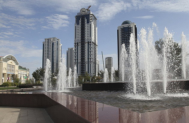 Kreml musel hasit spor mezi ruskými nacionalisty a Kadyrovem. Šlo o pětistovku