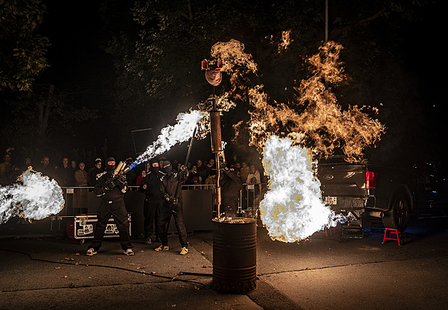 OBRAZEM: Souhvězdí i apokalypsa v plamenech. Prahu rozzářil Signal Festival